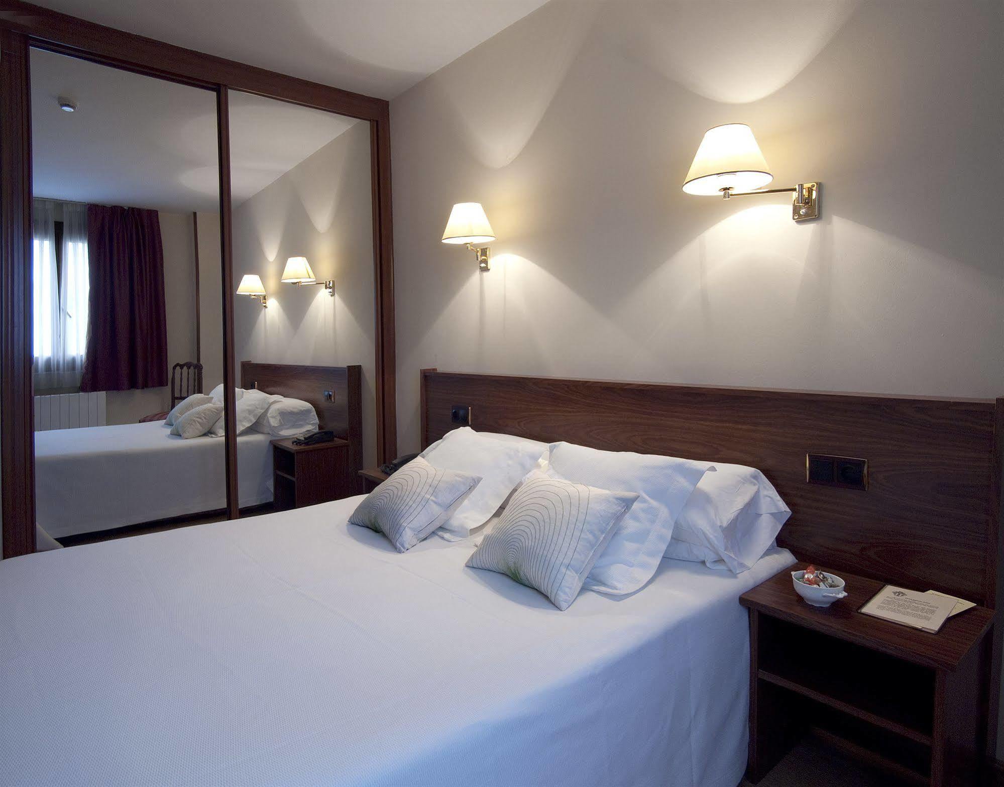 Hotel Y Apartamentos Arias 나비아 객실 사진